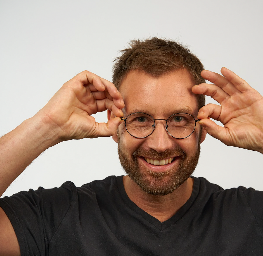 Keep your eye on the eyeglasses trends for men 2025