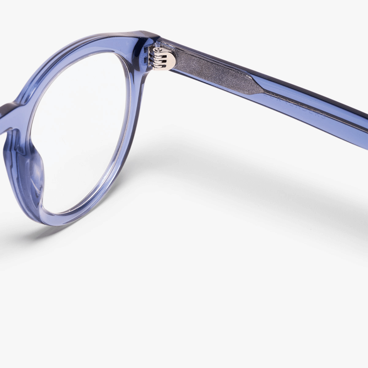 Luxreaders stylish Women's Gråsten Crystal Blue Reading glasses. Made from Bio-acetate in a Round shape.