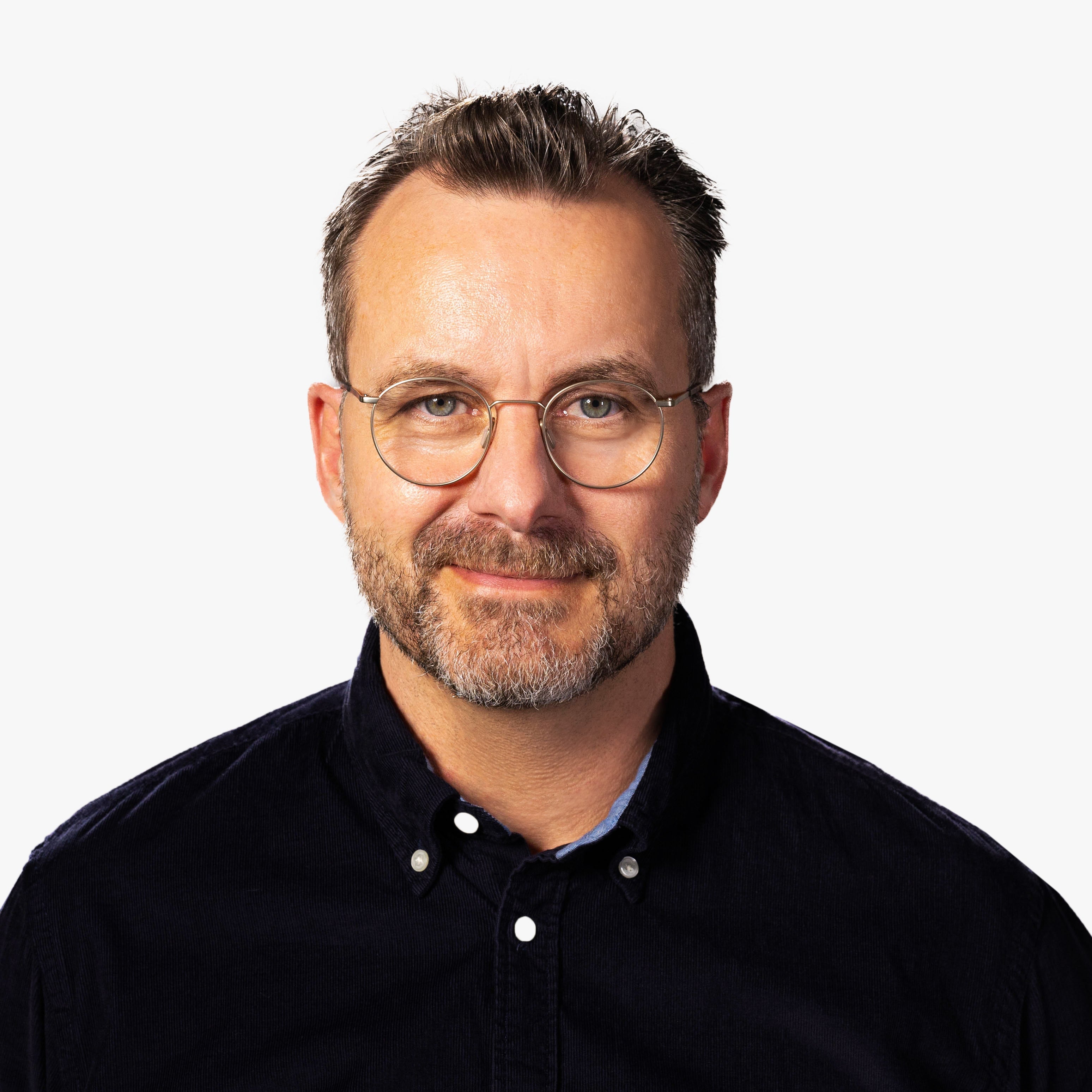 Luxreaders stylish Men's Silkeborg Gold Reading glasses. Made from Titanium in a Square shape.