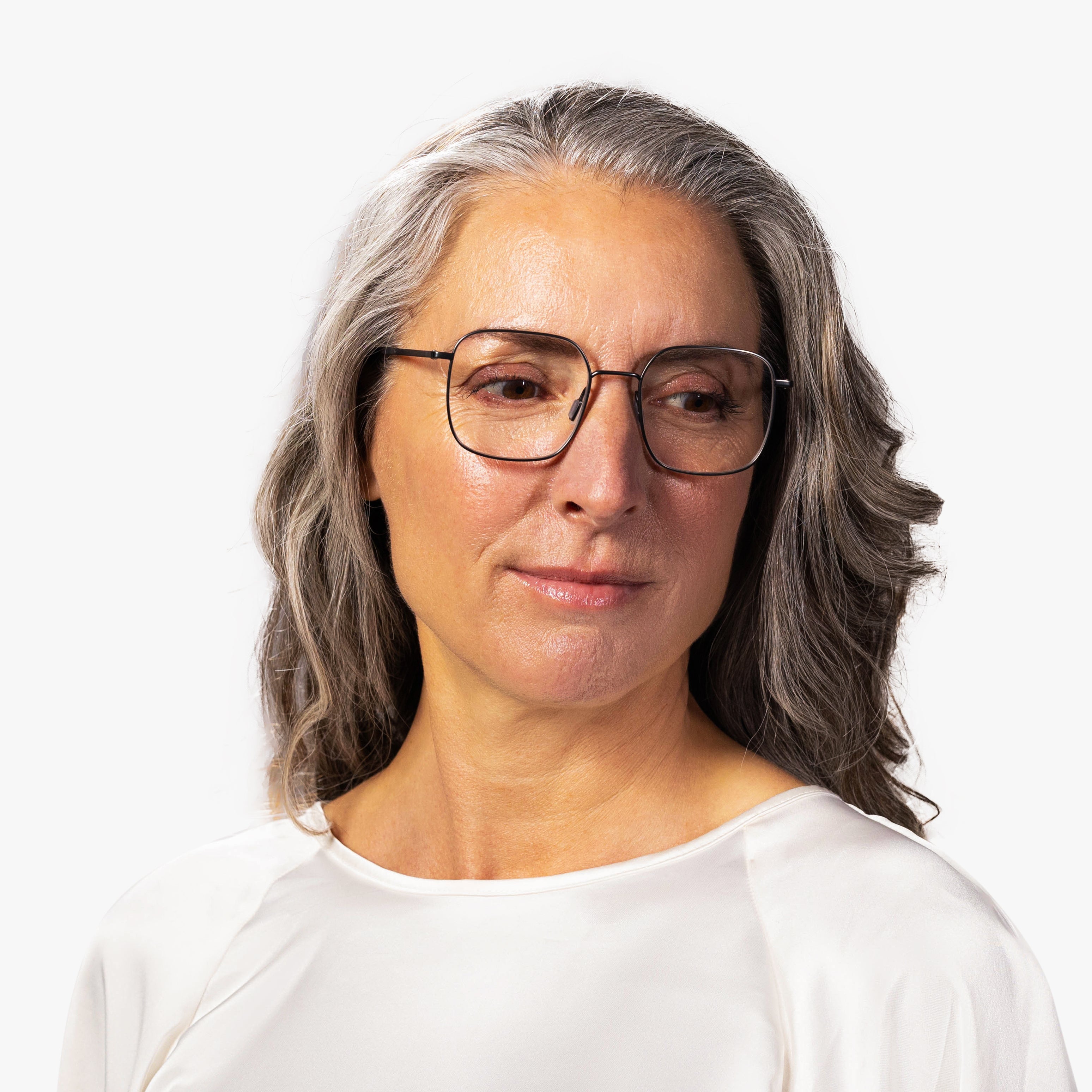 Person wearing Båstad Gun reading glasses