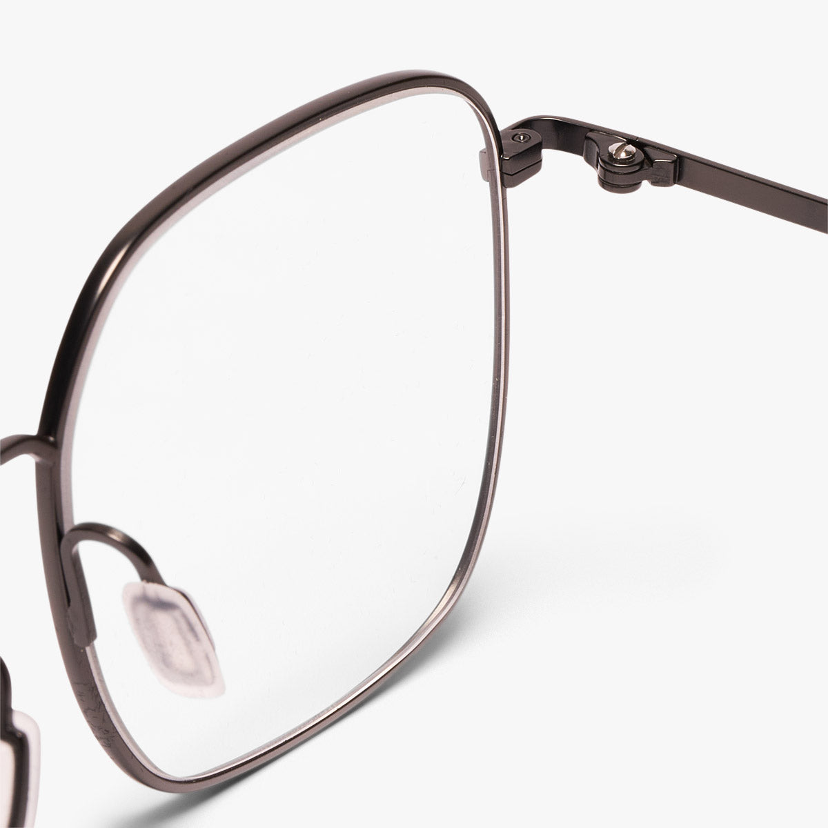 Close-up of Men's Båstad Gun glasses with metal frame
