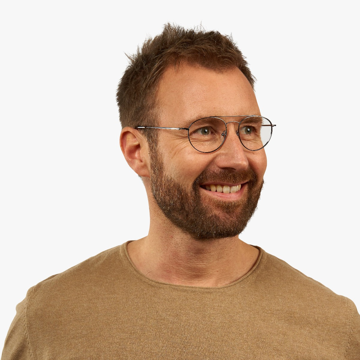 Person wearing Men's Göteborg Gun round glasses