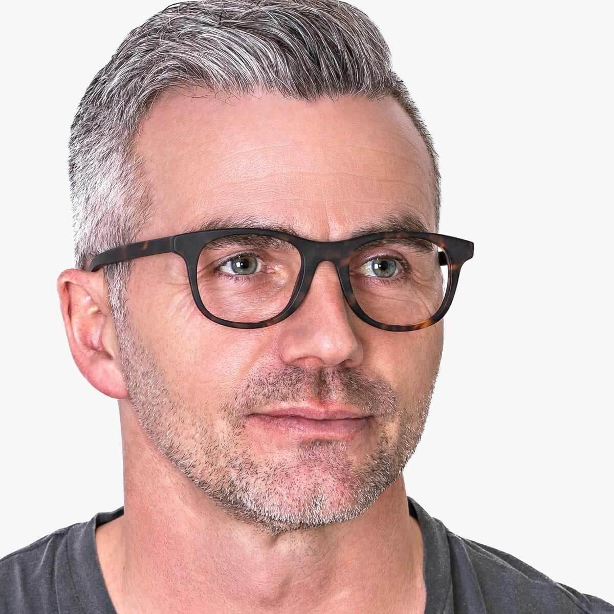 mens-malmo-dark-turtle_blue-light-glasses_male-model-1.jpg?v=1771426123&width=1200