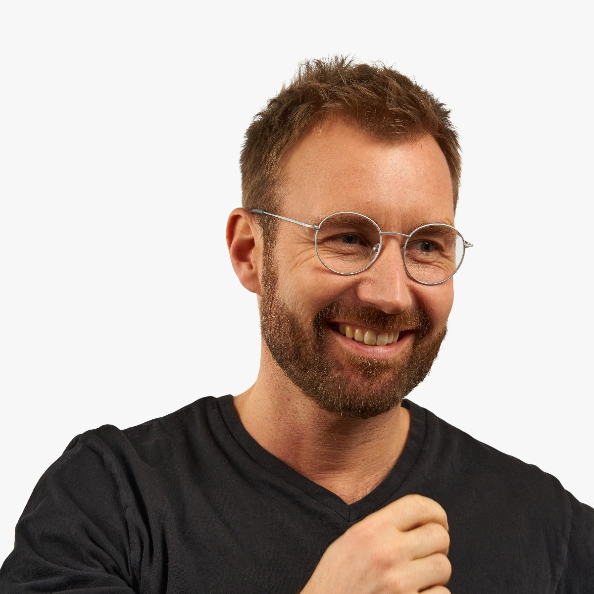 Person wearing Tromsø Steel round crystal glasses